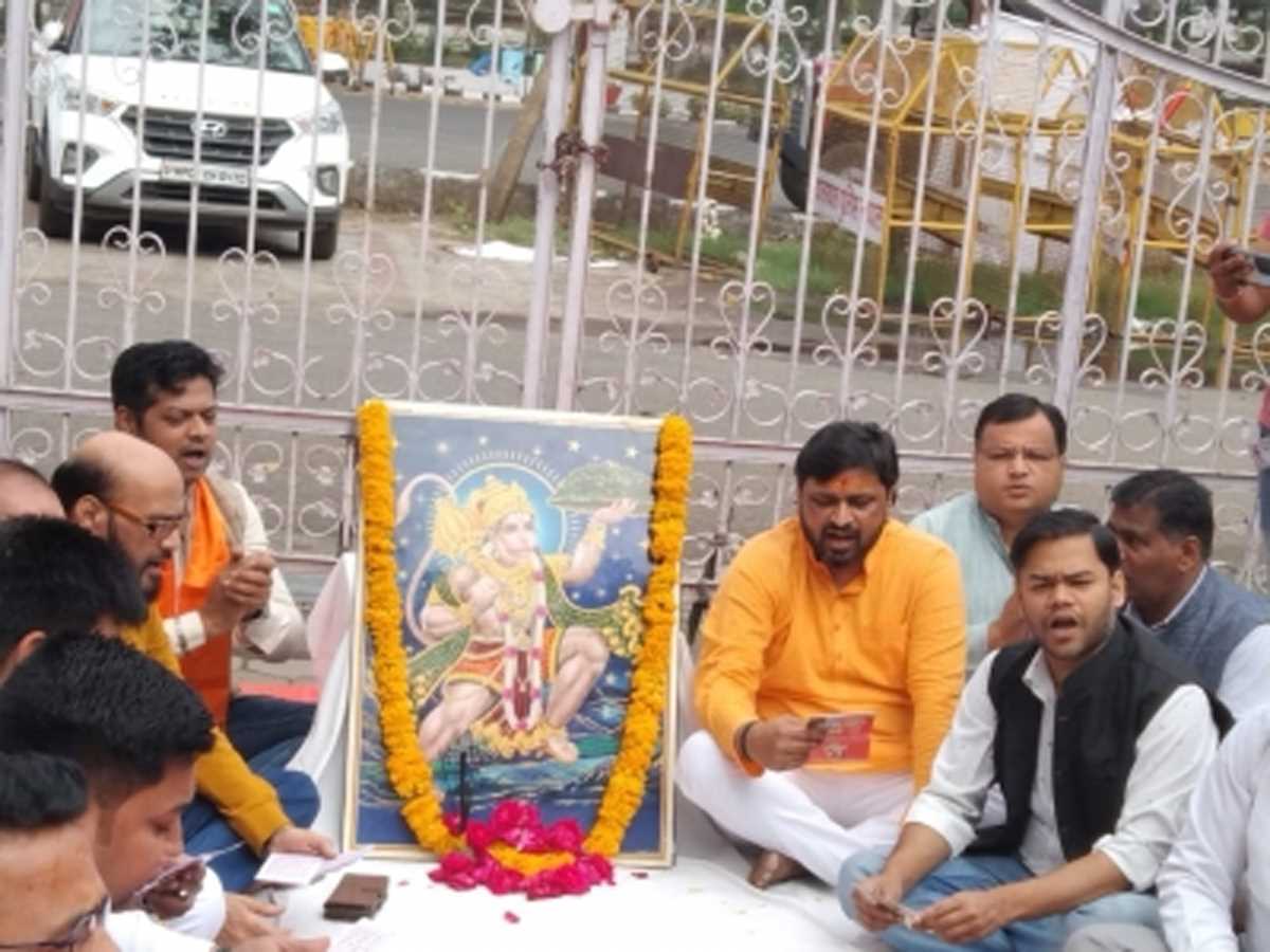 मप्र में भाजपा नेताओं को सद्बुद्धि देने कांग्रेस ने किया हनुमान चालीसा पाठ